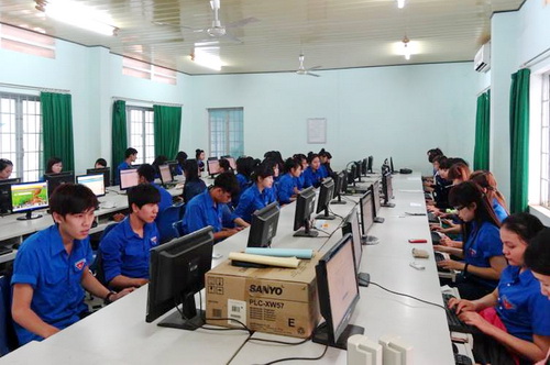 Sinh viên tham gia làm bài thi trực tuyến
